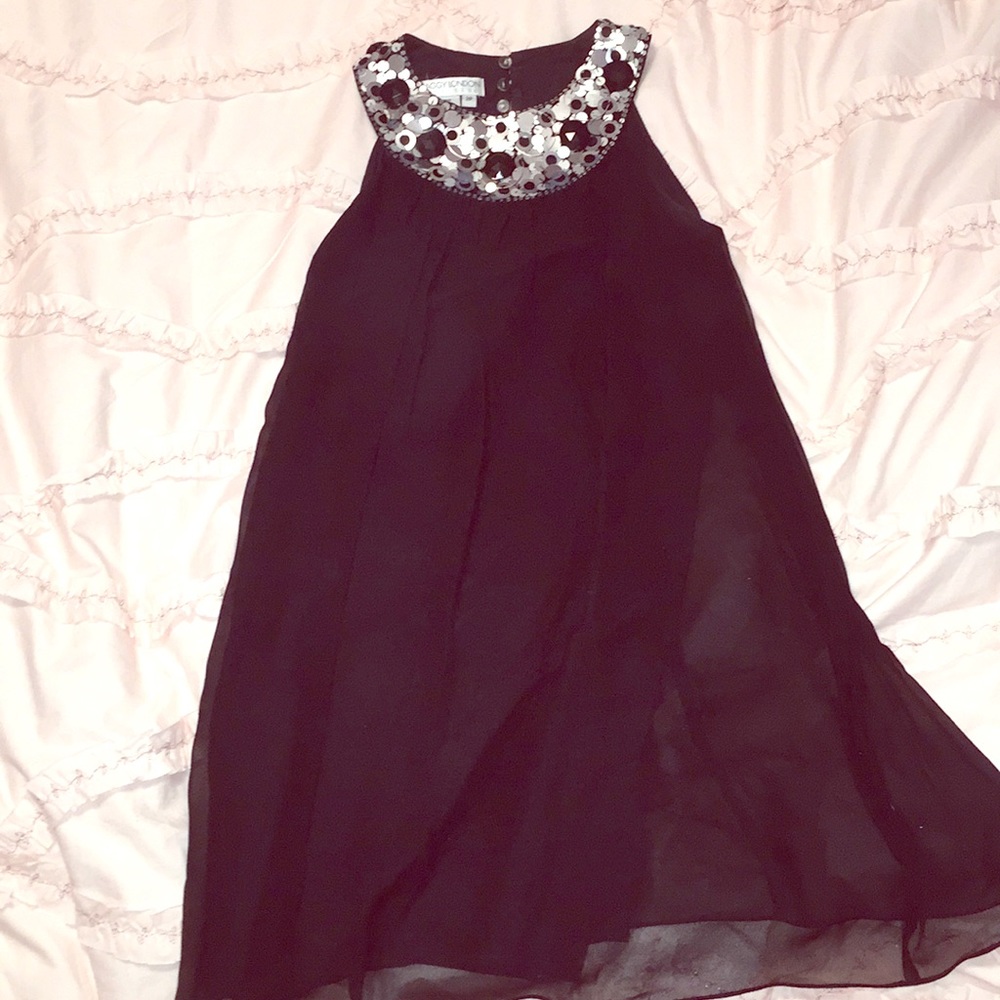 Maggy London Petites flowy dress with sequins